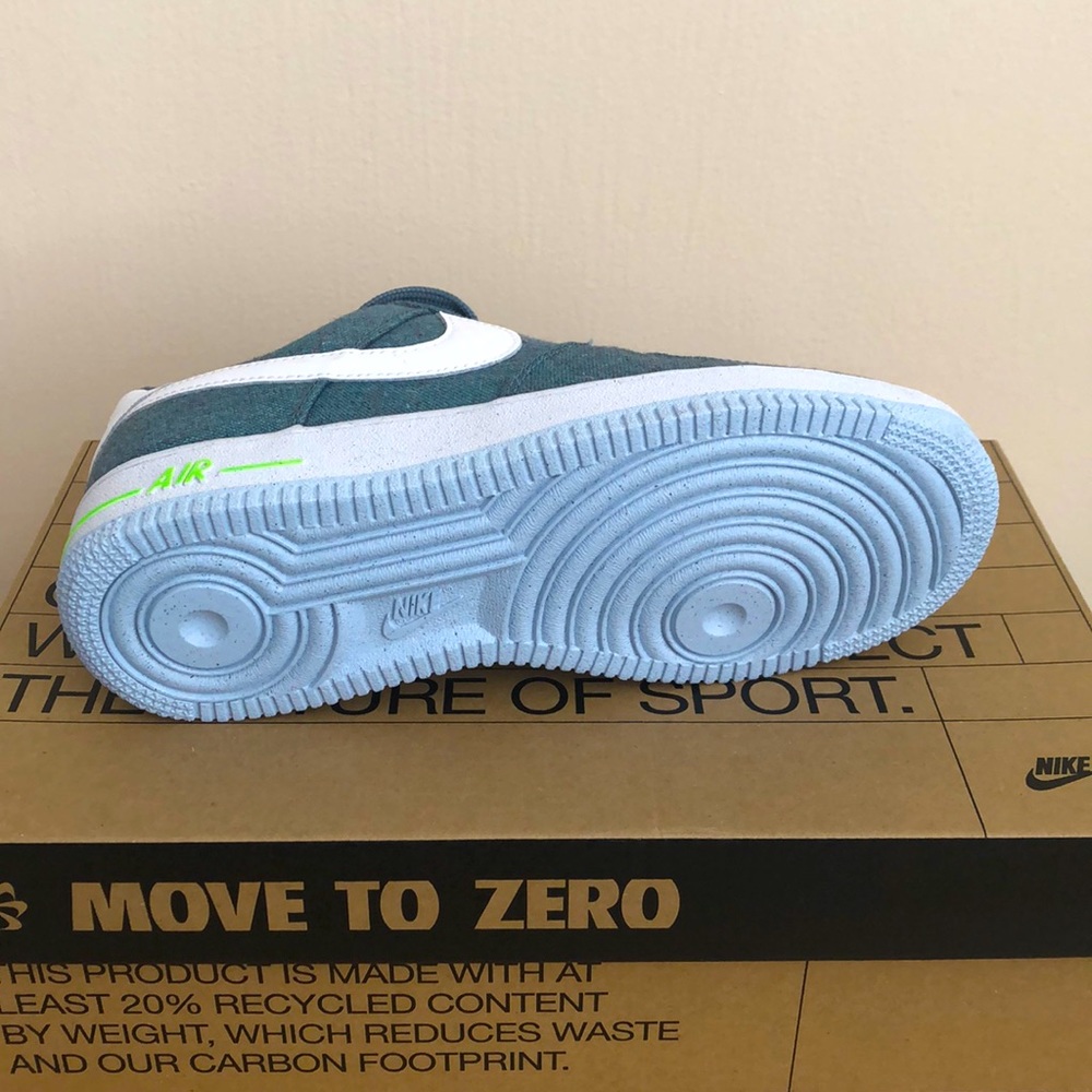 💙💚NIKE AIR FORCE 1 ‘07 SNEAKERS💚💙 - Picture 5 of 8